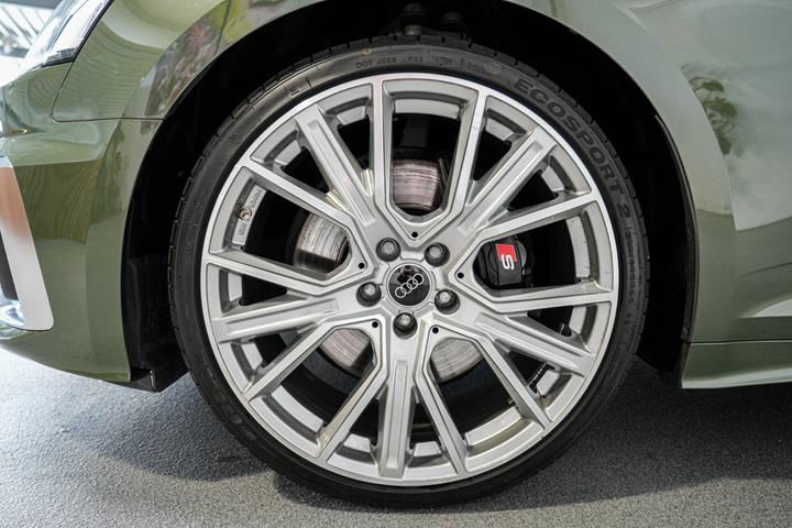 Grøn Audi S5 fra 2023