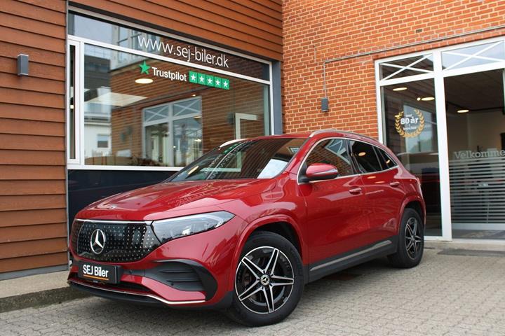 Rød Mercedes EQA350 fra 2024 set udefra