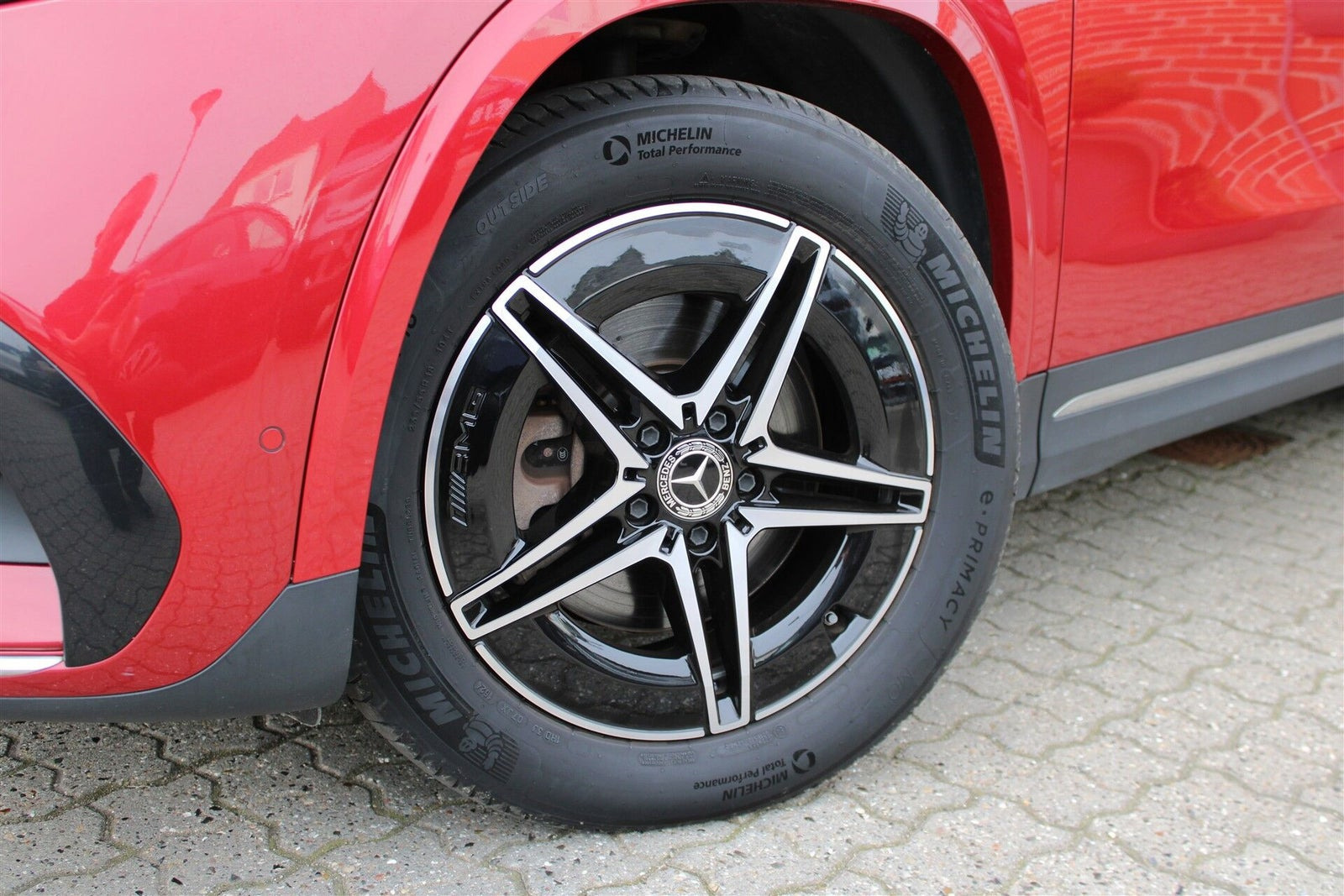 Rød Mercedes EQA350 fra 2024