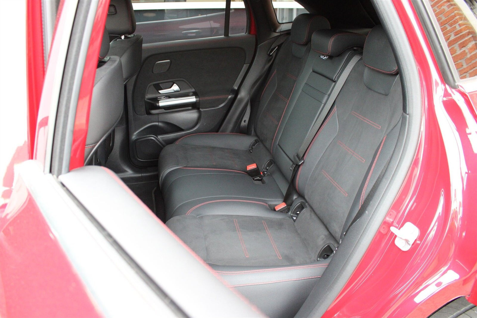 Rød Mercedes EQA350 fra 2024