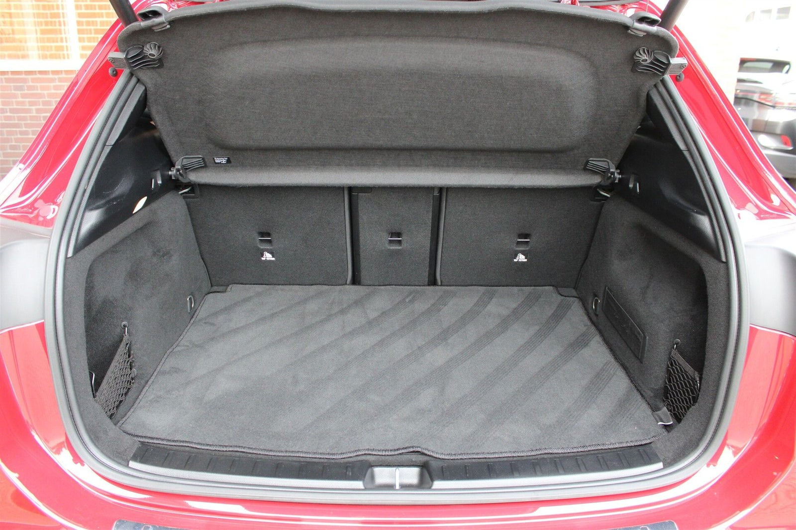 Rød Mercedes EQA350 fra 2024