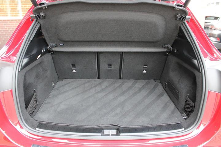 Rød Mercedes EQA350 fra 2024