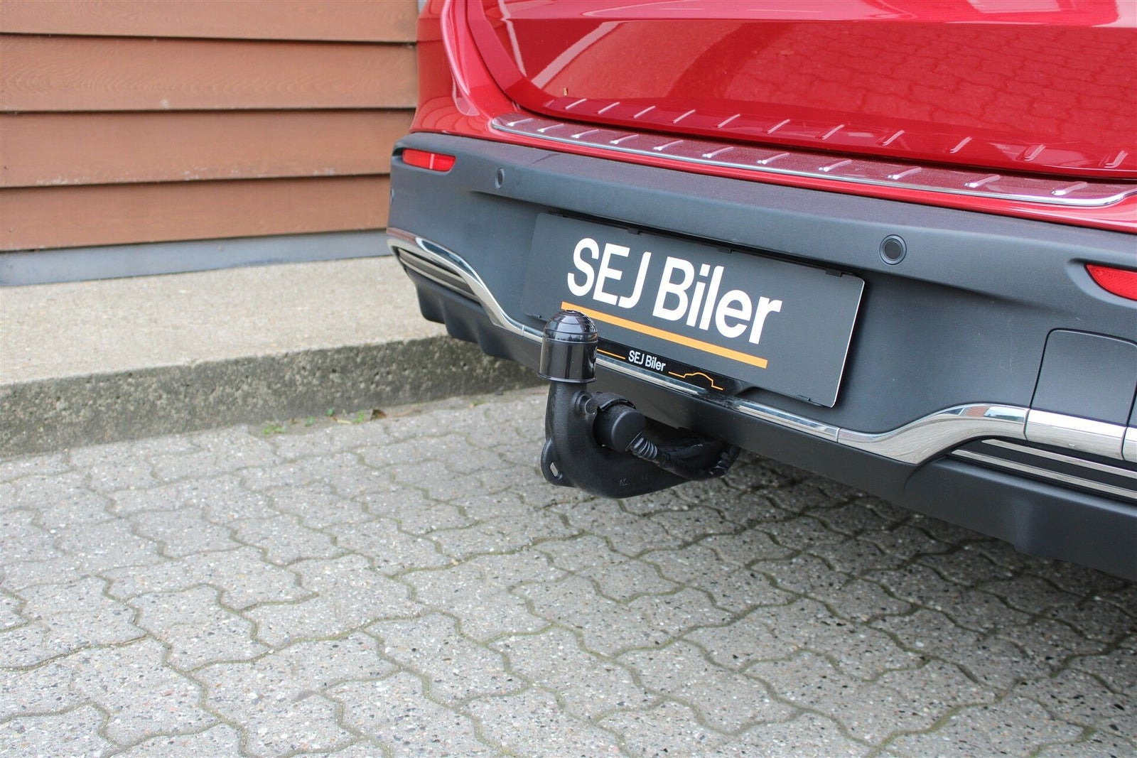 Rød Mercedes EQA350 fra 2024