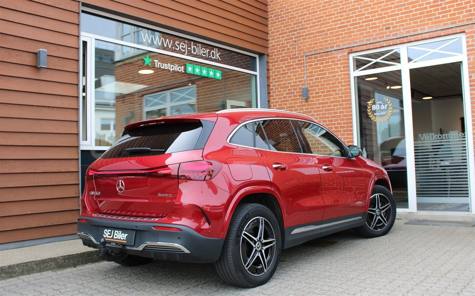 Rød Mercedes EQA350 fra 2024