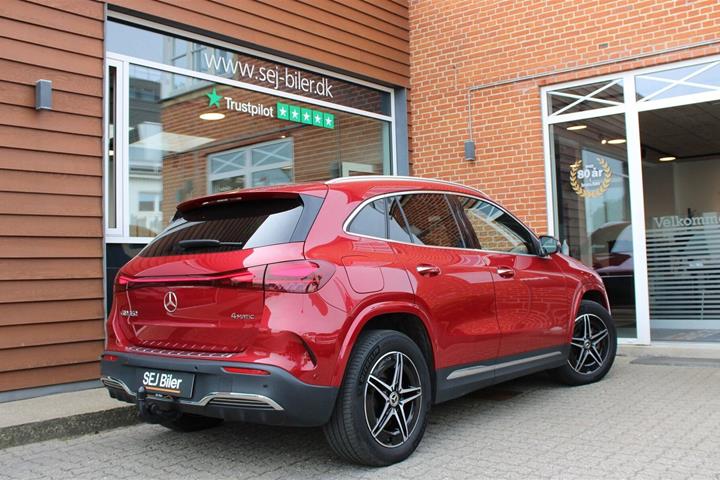 Rød Mercedes EQA350 fra 2024