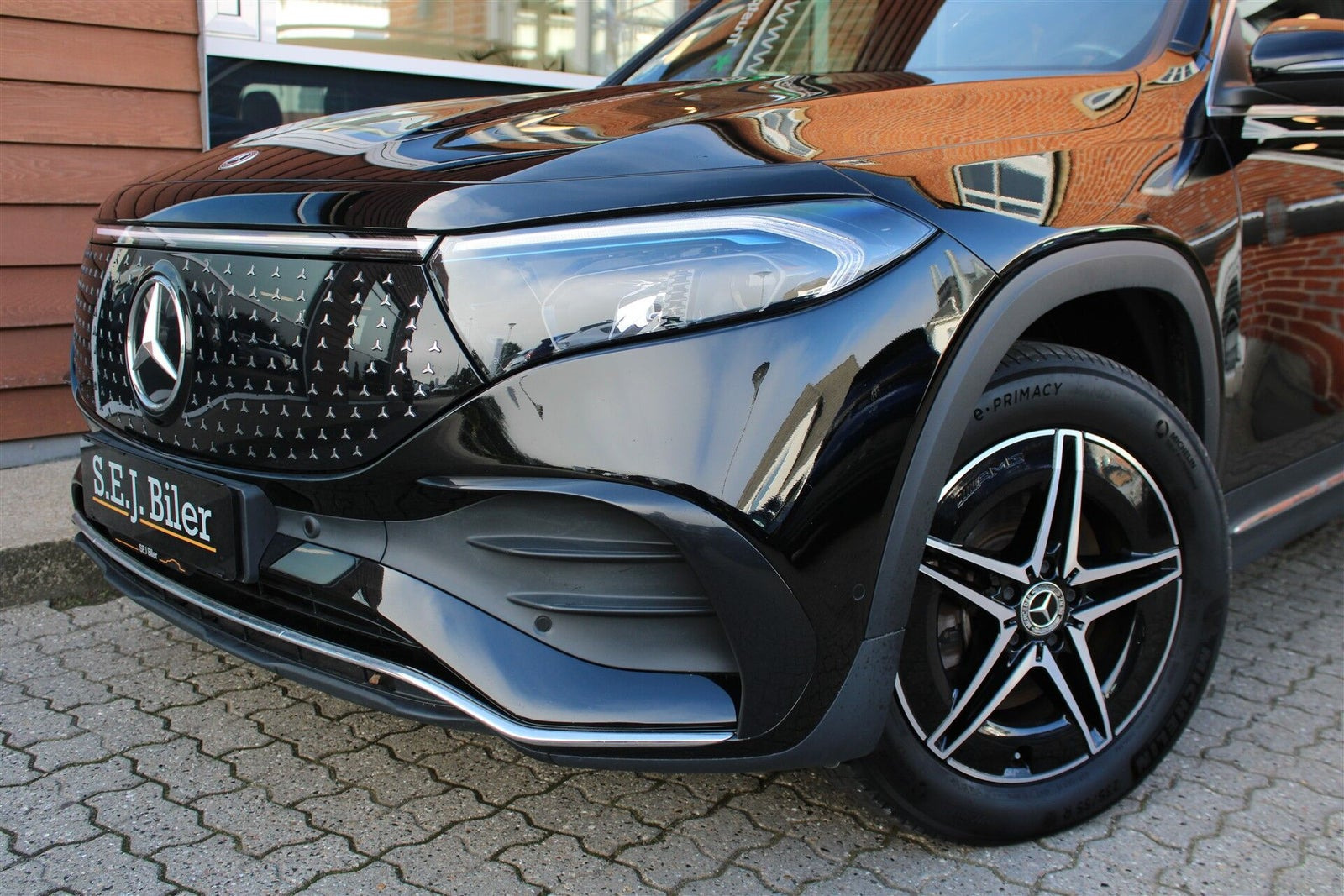 Sort Mercedes EQB350 fra 2024