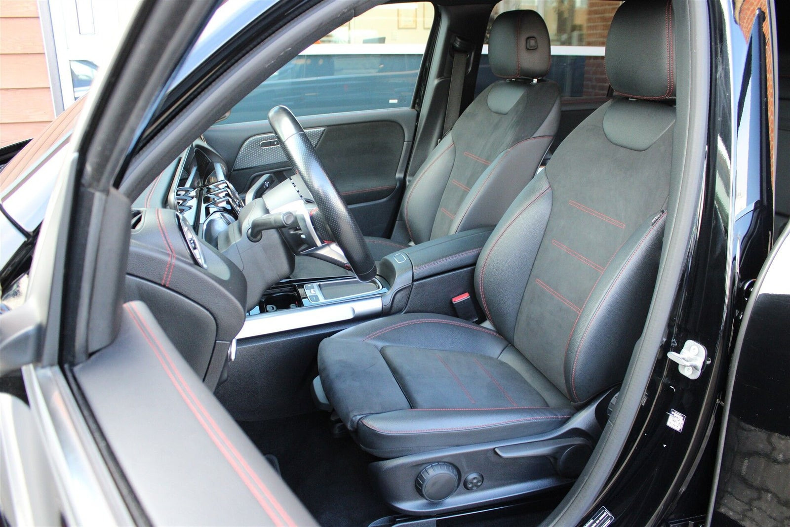 Sort Mercedes EQB350 fra 2024