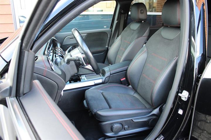 Sort Mercedes EQB350 fra 2024