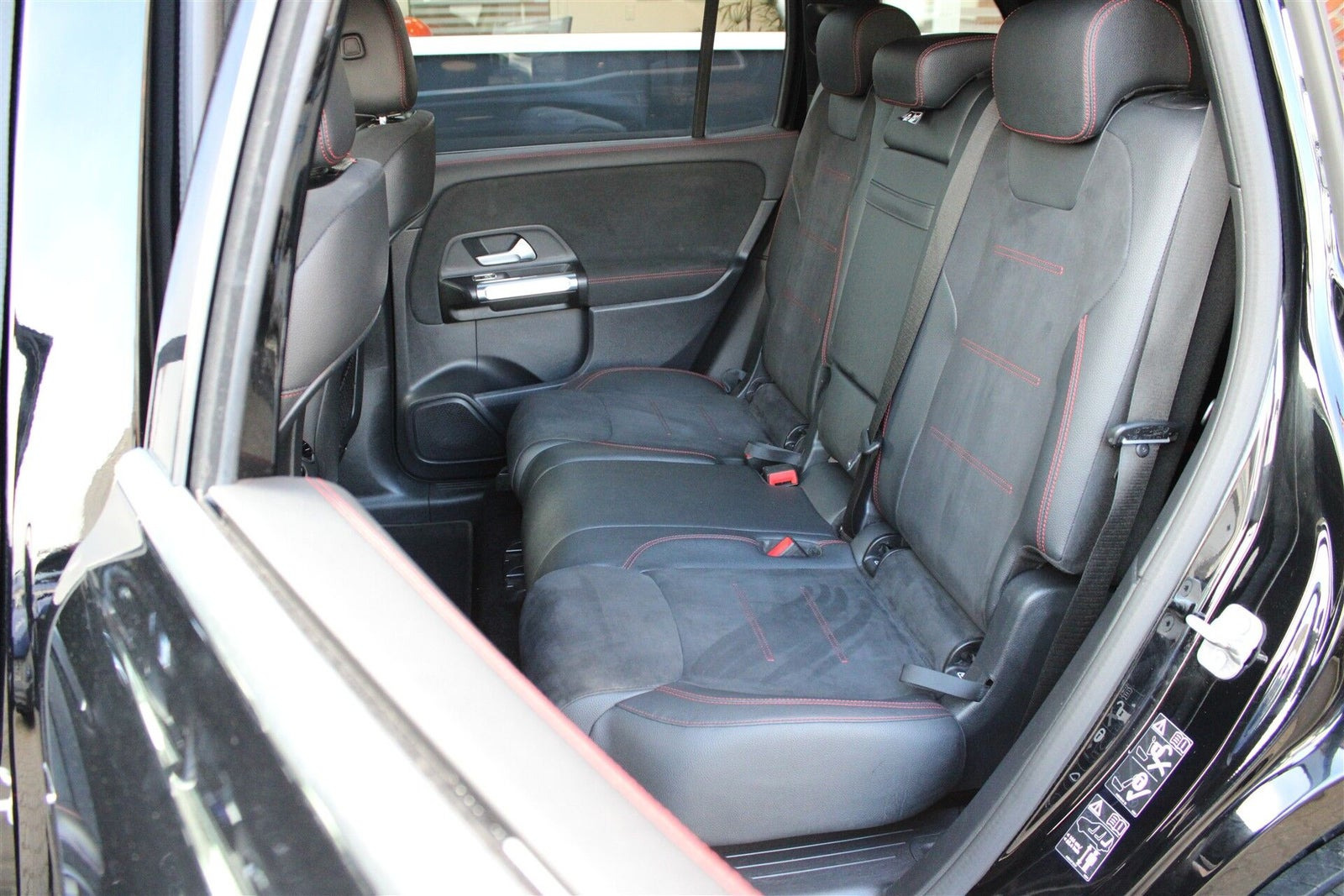 Sort Mercedes EQB350 fra 2024