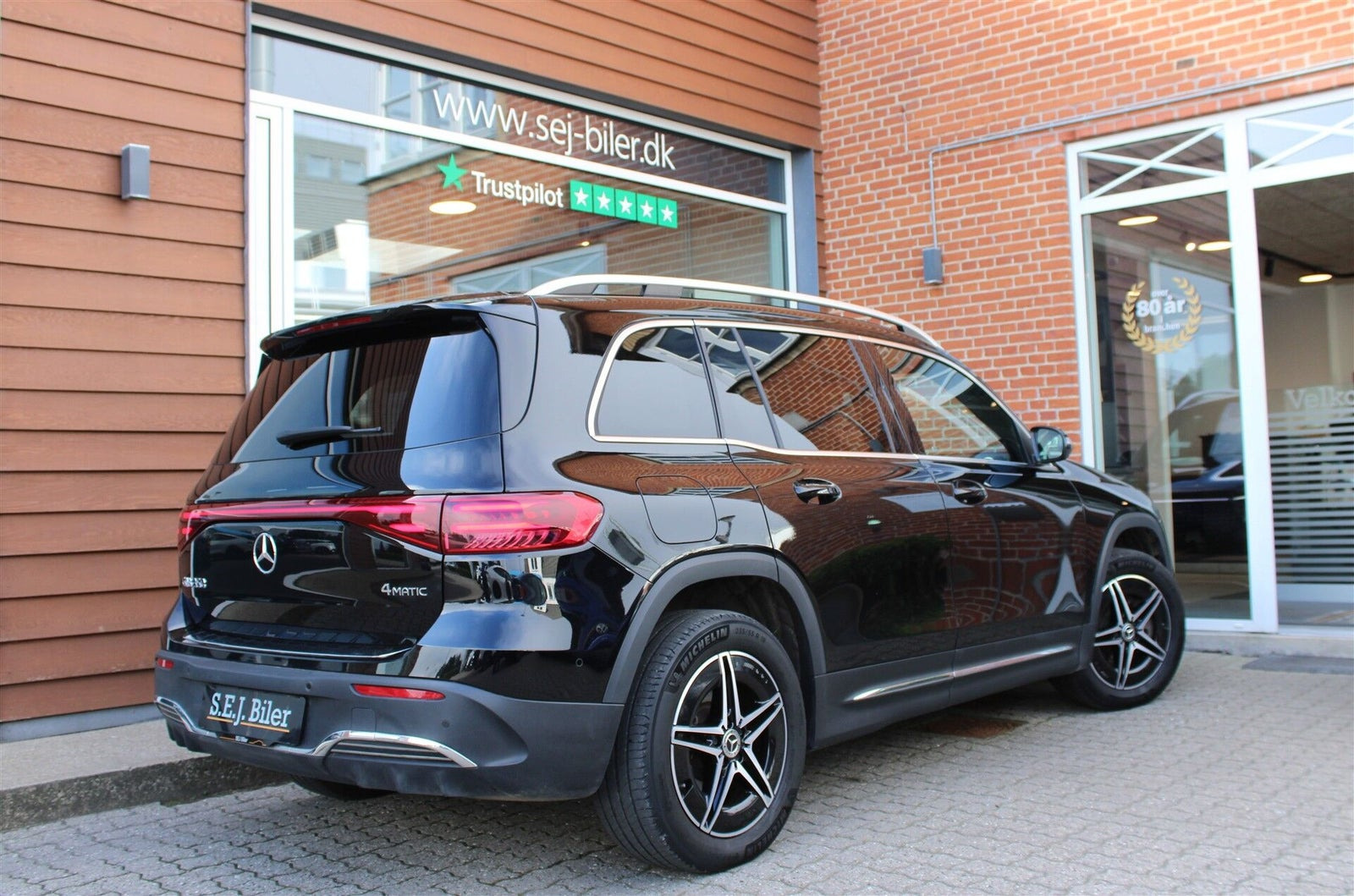 Sort Mercedes EQB350 fra 2024