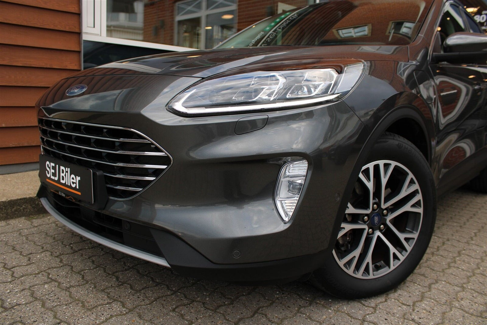 Grå Ford Kuga fra 2020