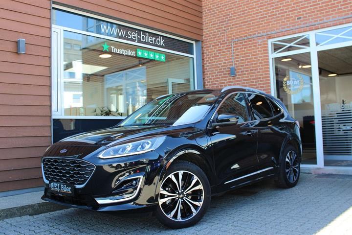 Sort Ford Kuga fra 2023 set udefra