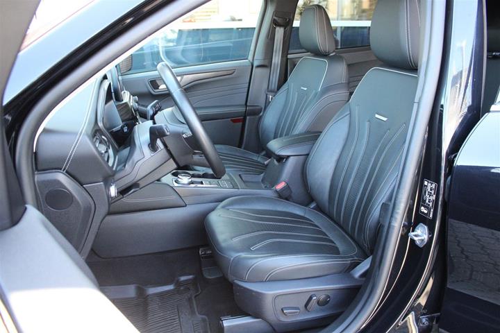Sort Ford Kuga fra 2023