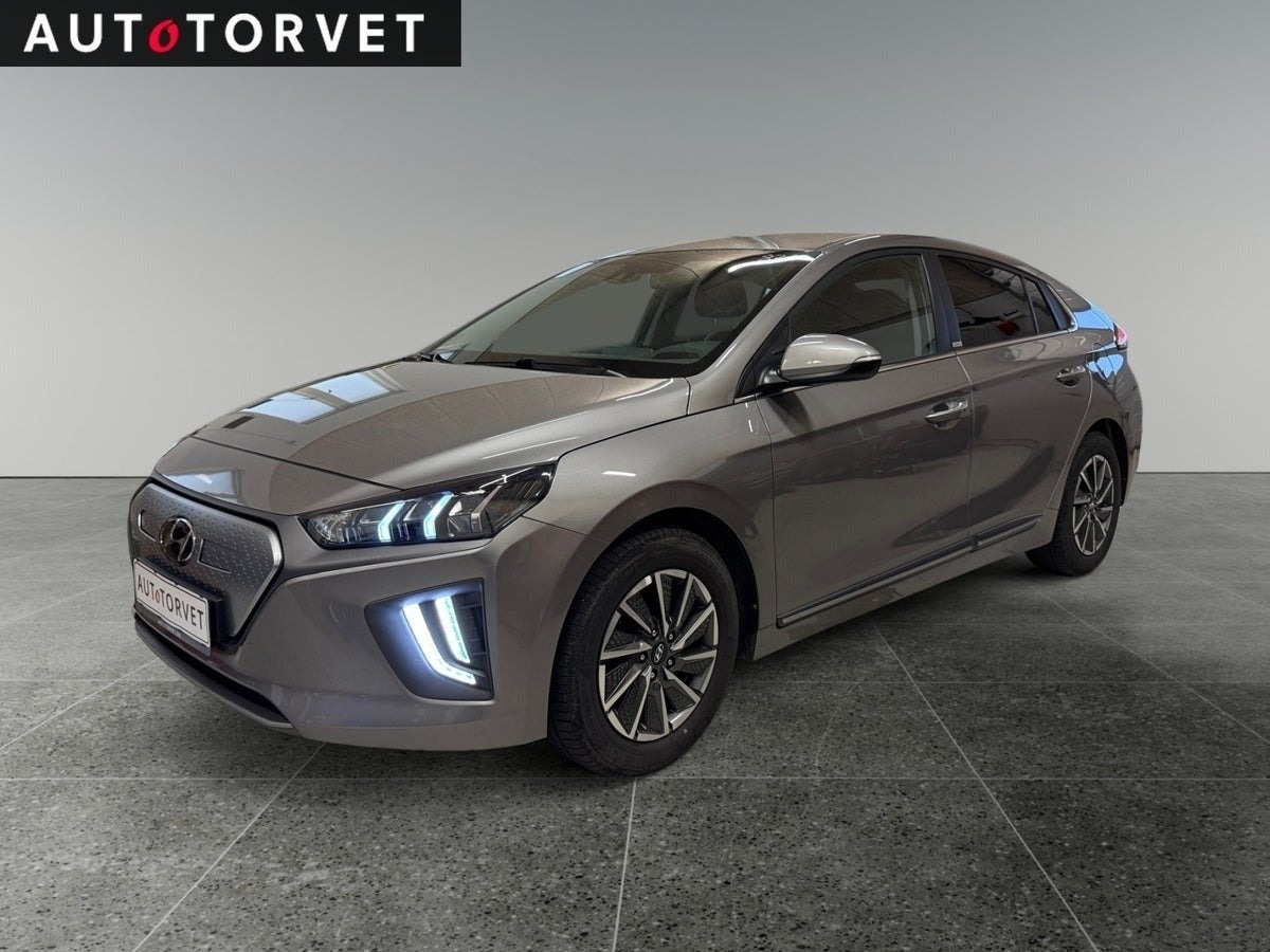 Sølv Hyundai Ioniq fra 2021 set udefra