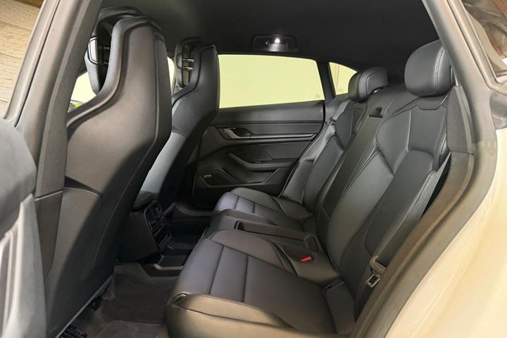 Hvid Porsche Taycan fra 2022