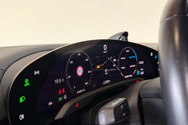 Hvid Porsche Taycan fra 2022
