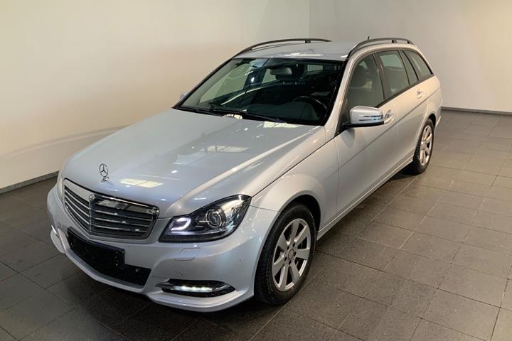 Sølv Mercedes C200 fra 2013 set udefra