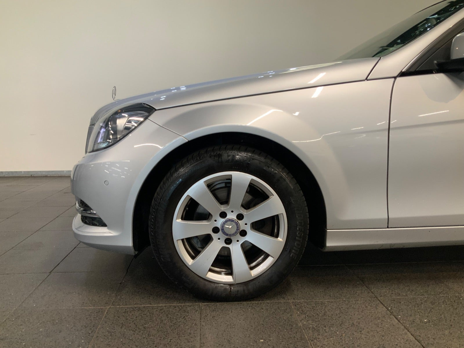 Sølv Mercedes C200 fra 2013