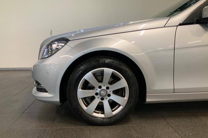 Sølv Mercedes C200 fra 2013