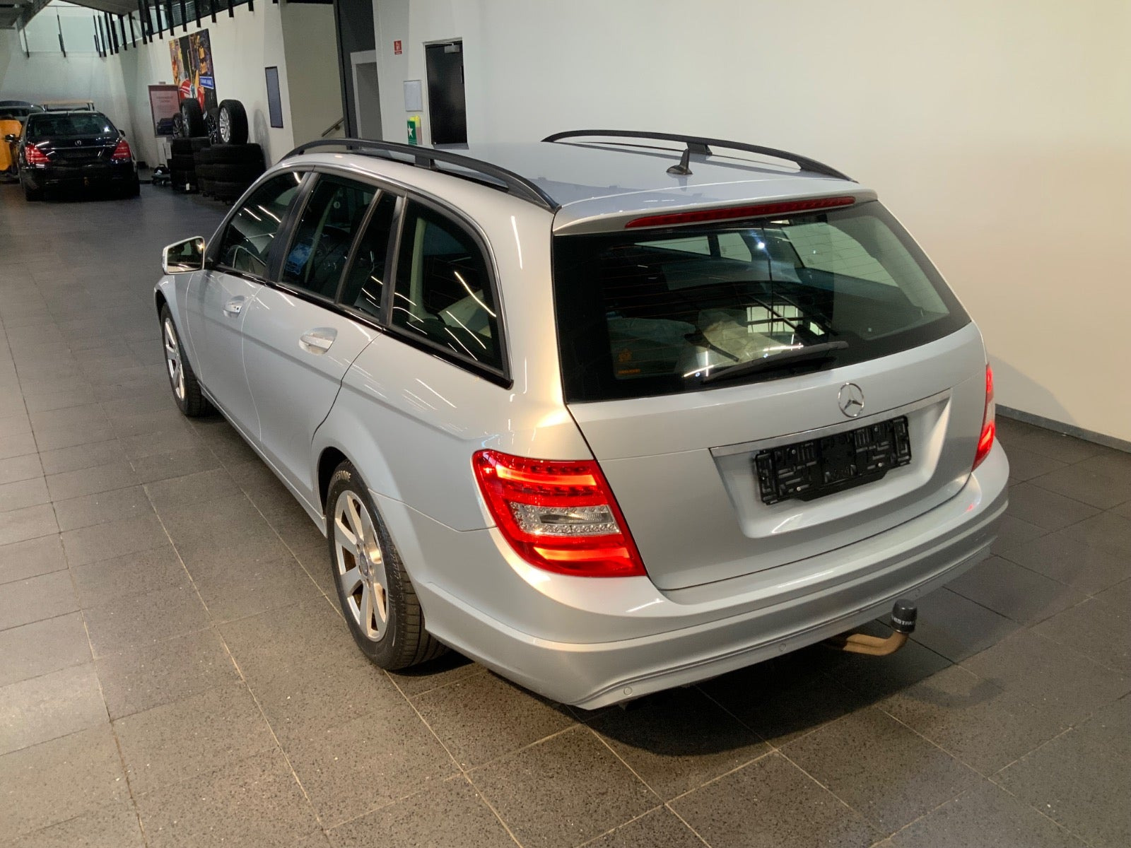 Sølv Mercedes C200 fra 2013