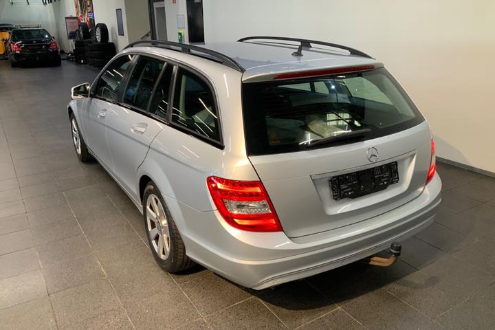 Sølv Mercedes C200 fra 2013