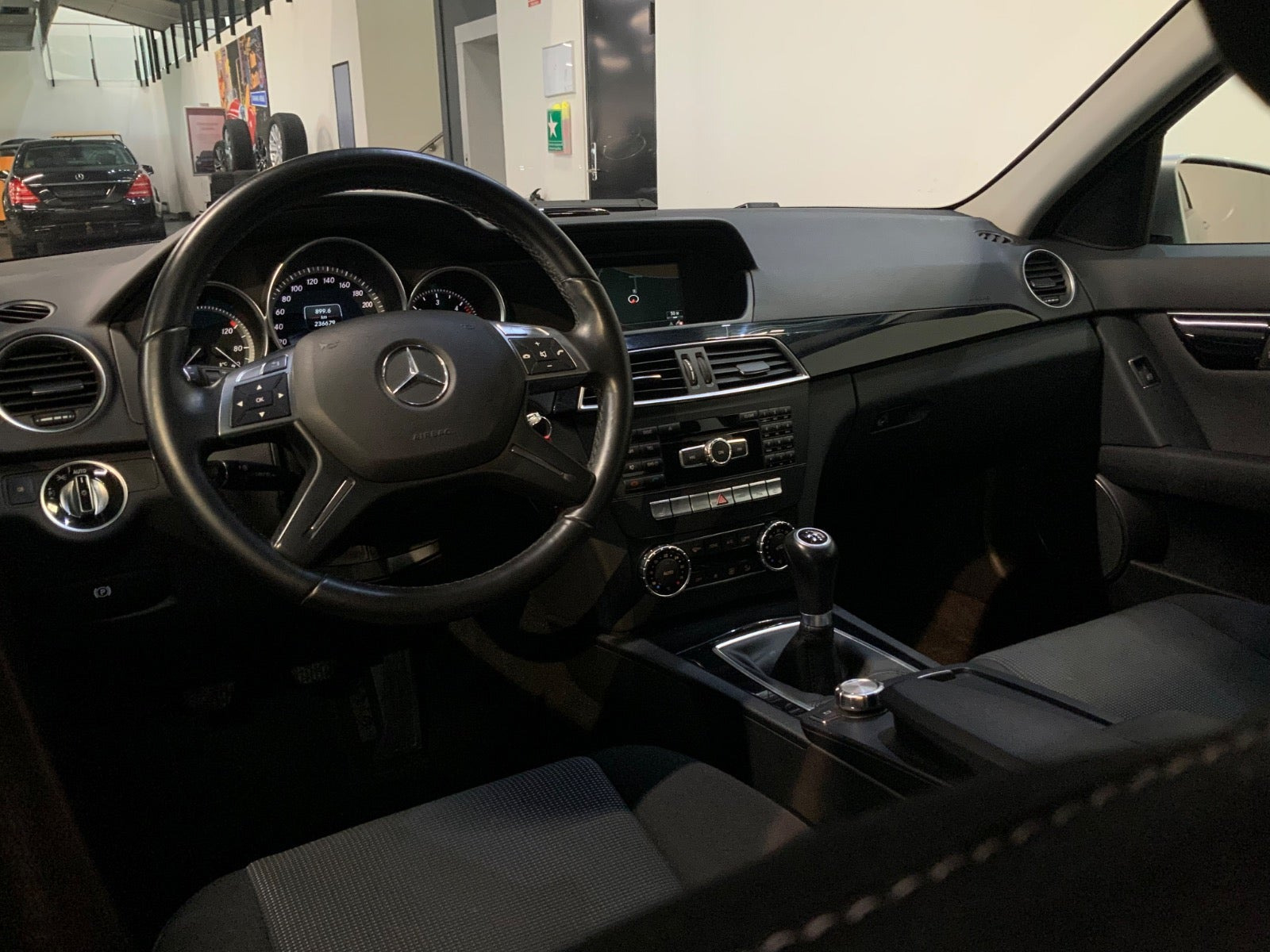 Sølv Mercedes C200 fra 2013