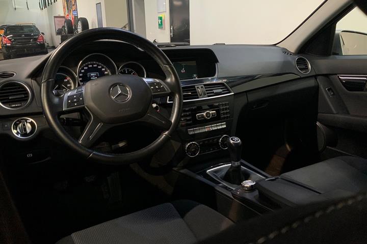 Sølv Mercedes C200 fra 2013