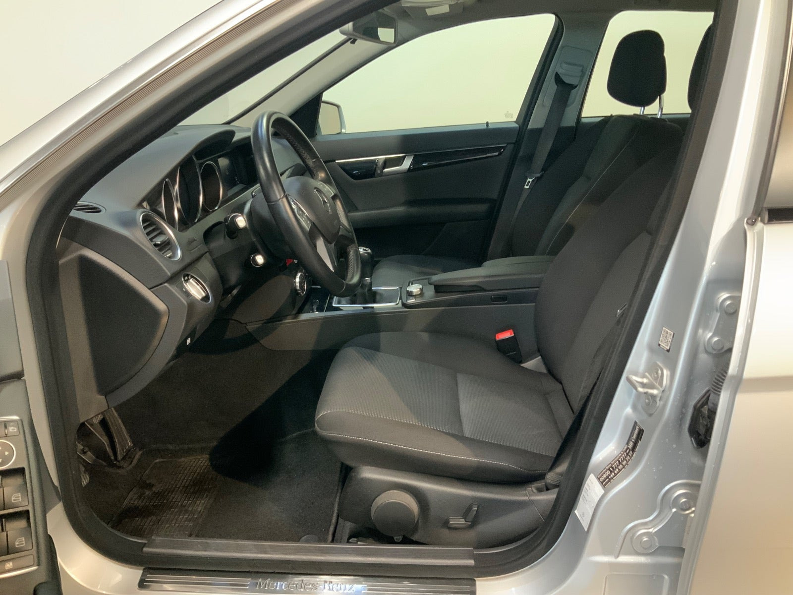 Sølv Mercedes C200 fra 2013
