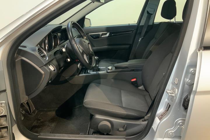 Sølv Mercedes C200 fra 2013