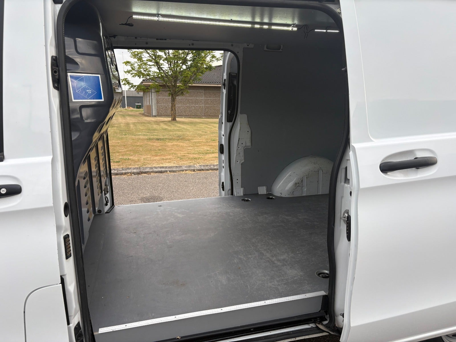 Hvid Mercedes Vito 114 fra 2020
