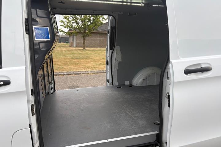 Hvid Mercedes Vito 114 fra 2020