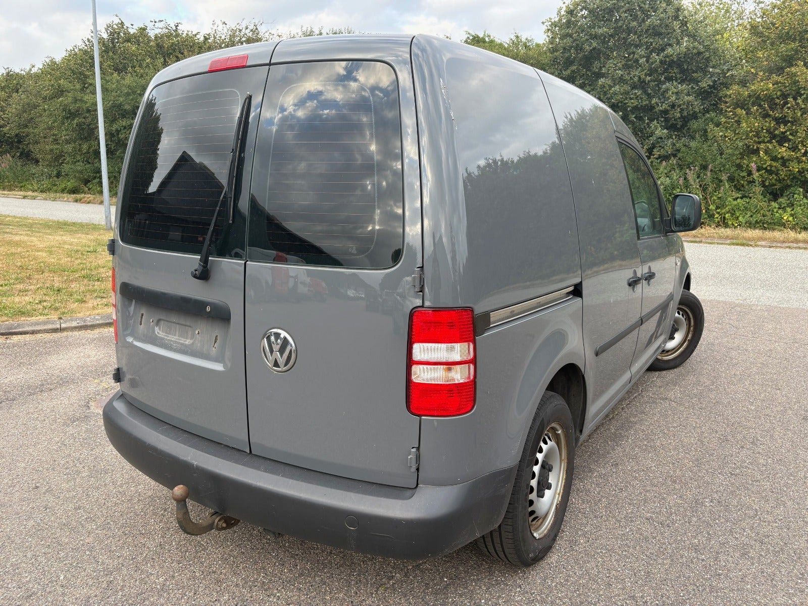 Gul VW Caddy fra 2012