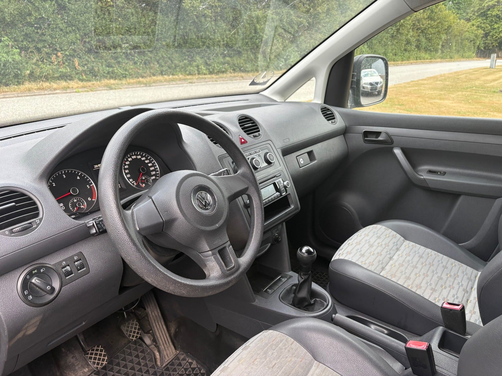 Gul VW Caddy fra 2012