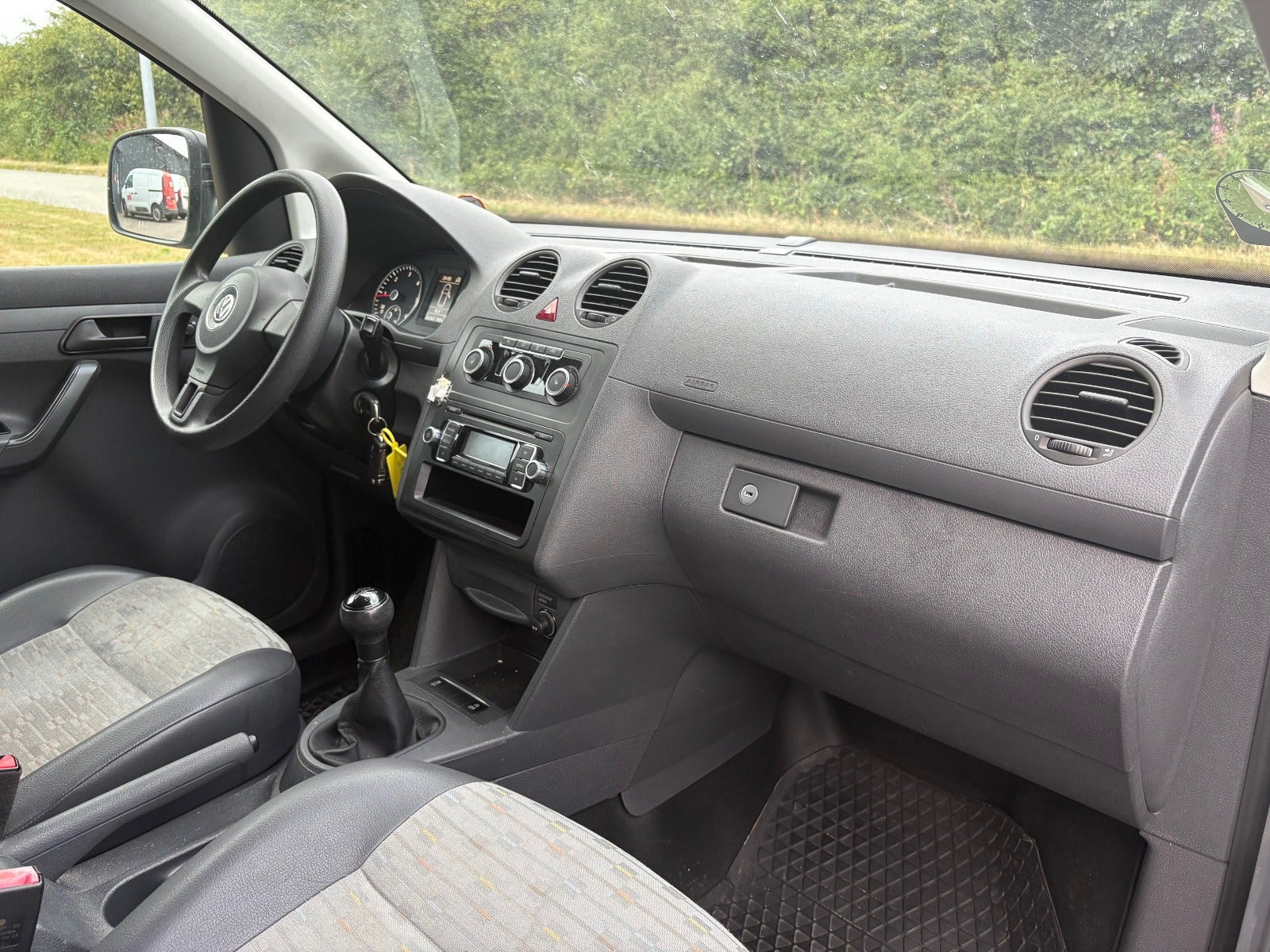 Gul VW Caddy fra 2012