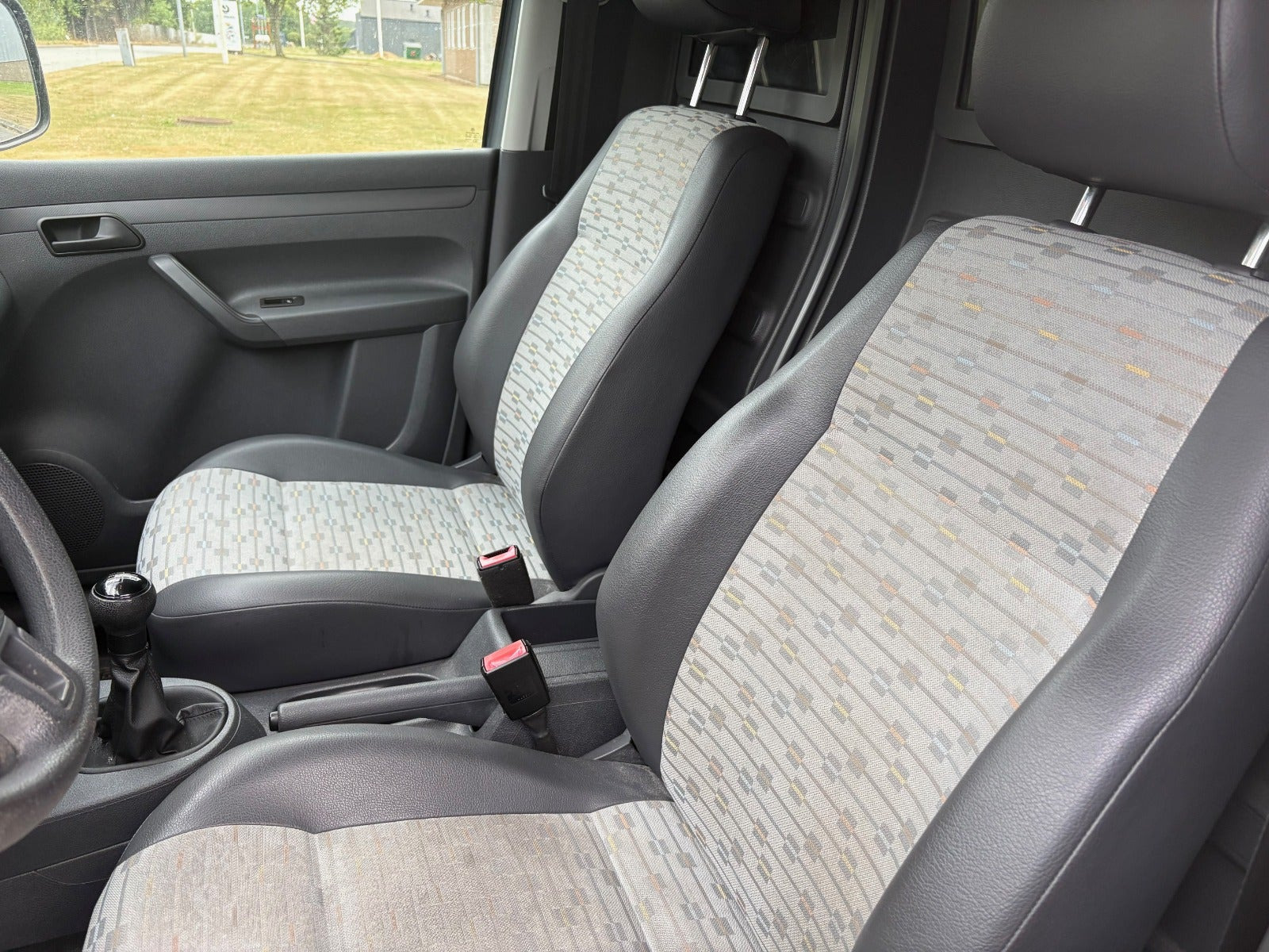 Gul VW Caddy fra 2012