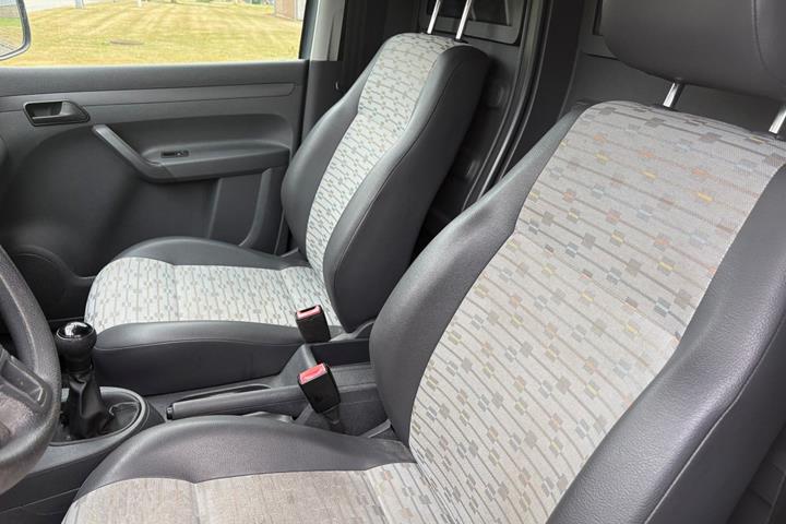 Gul VW Caddy fra 2012
