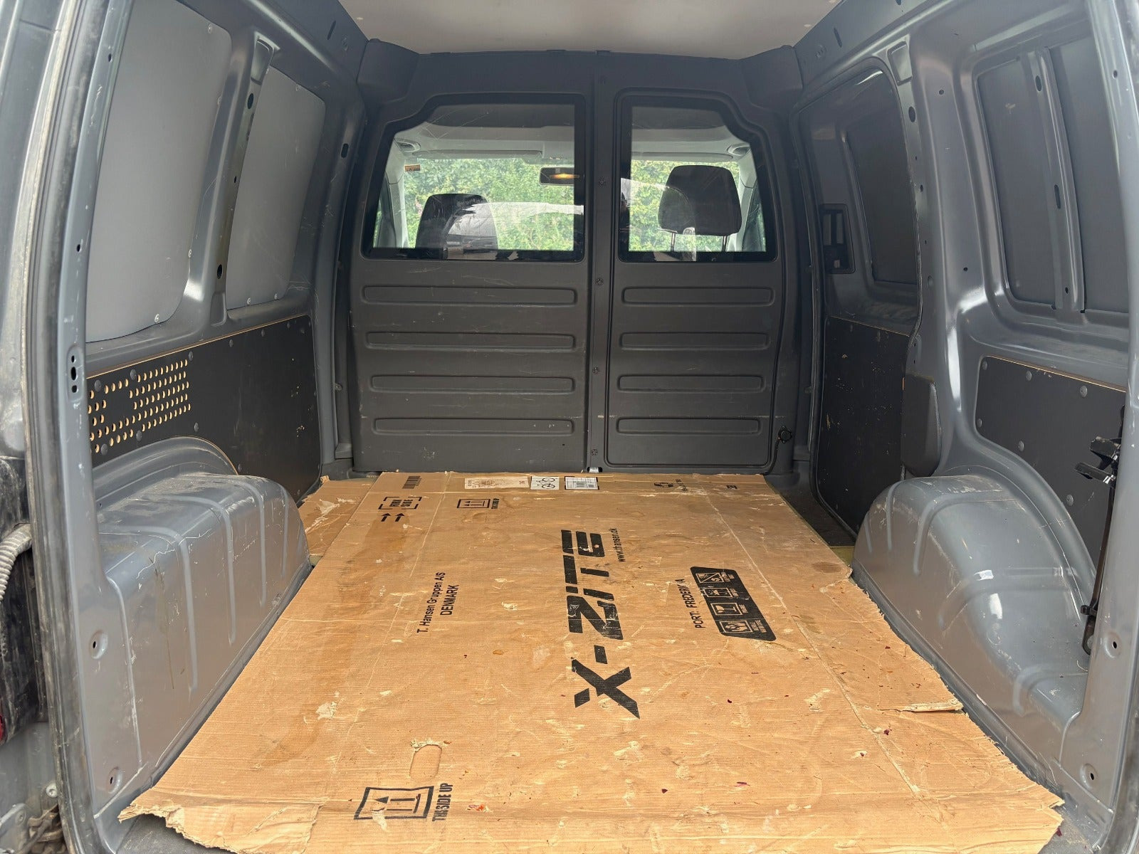 Gul VW Caddy fra 2012