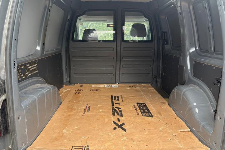 Gul VW Caddy fra 2012