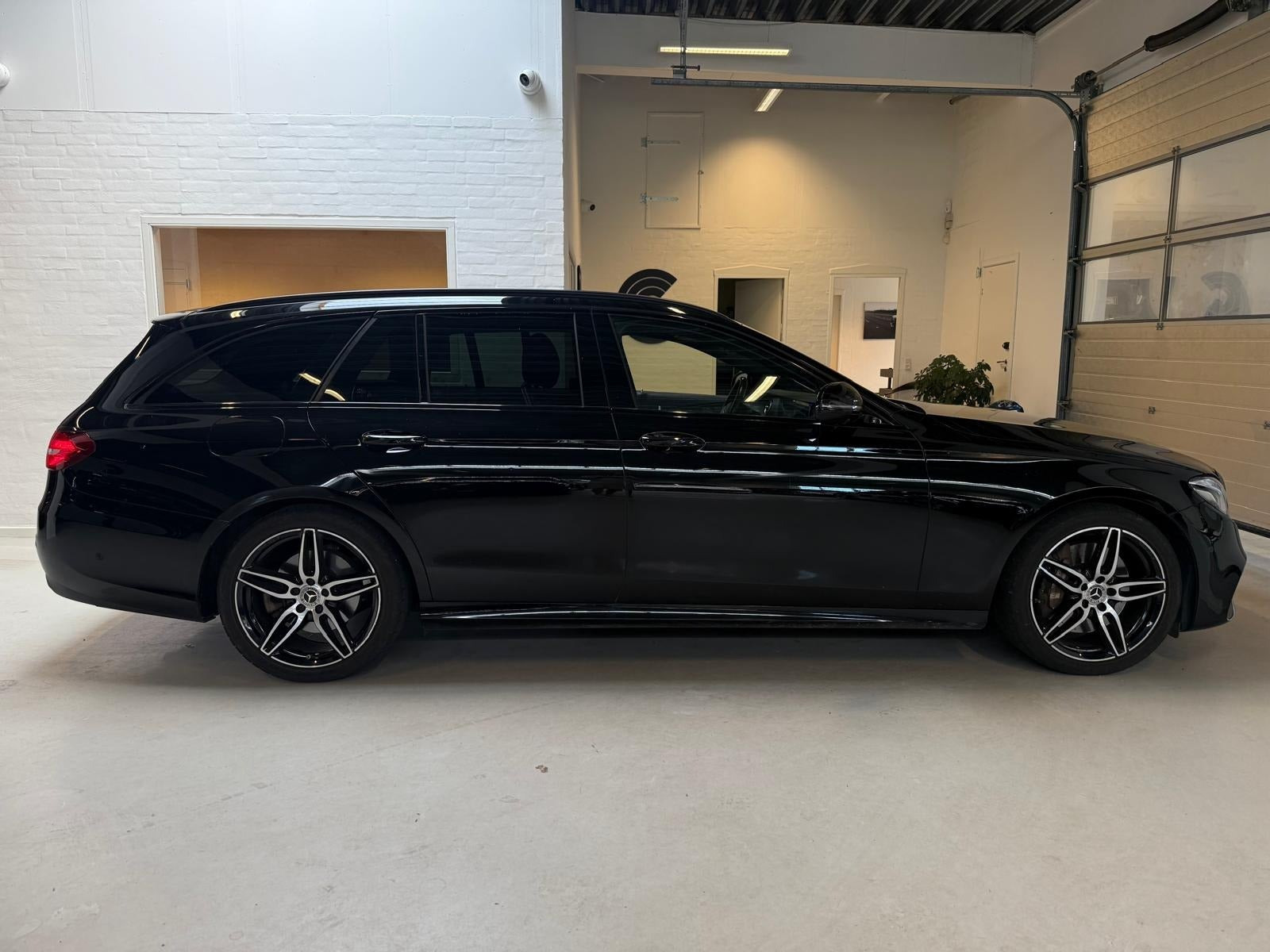 Sort Mercedes E350 d fra 2019