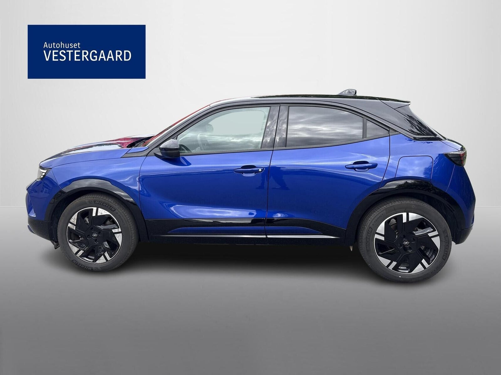 Blå Opel Mokka-e fra 2025