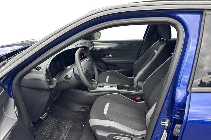 Blå Opel Mokka-e fra 2025