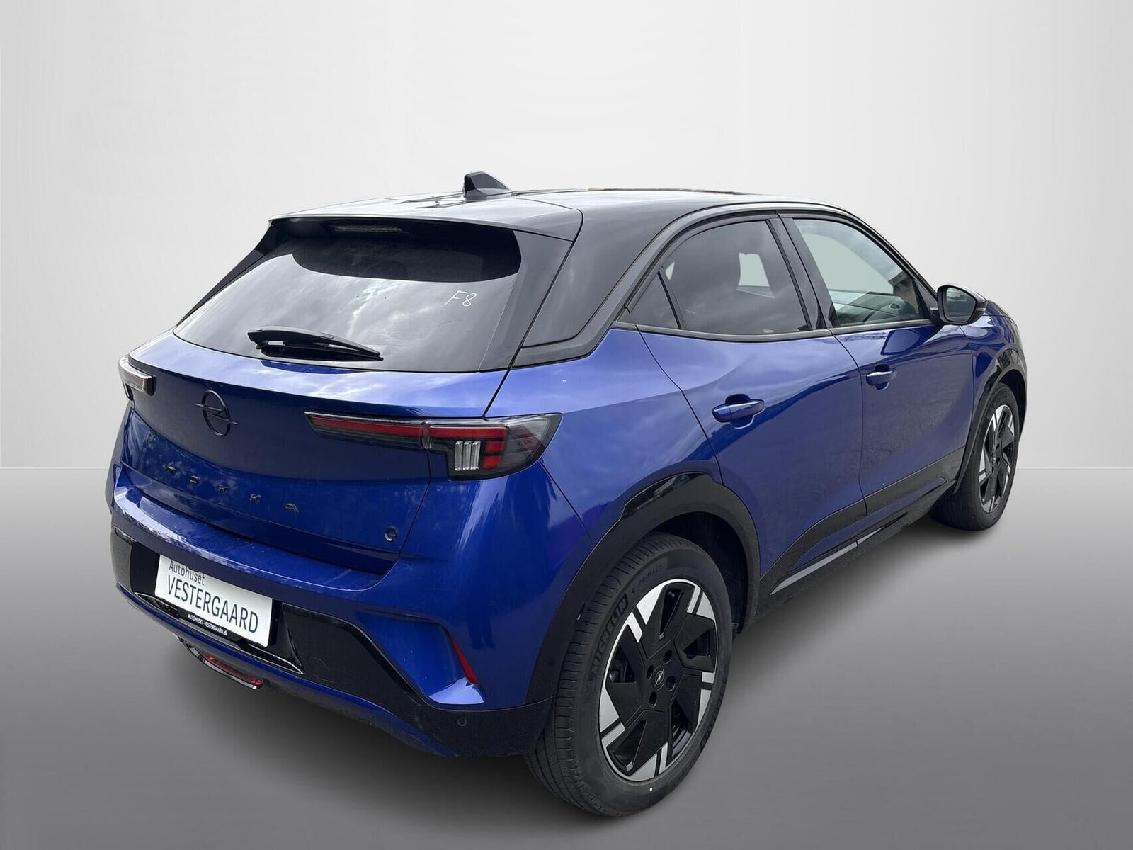 Blå Opel Mokka-e fra 2025