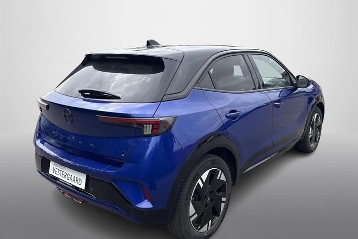 Blå Opel Mokka-e fra 2025
