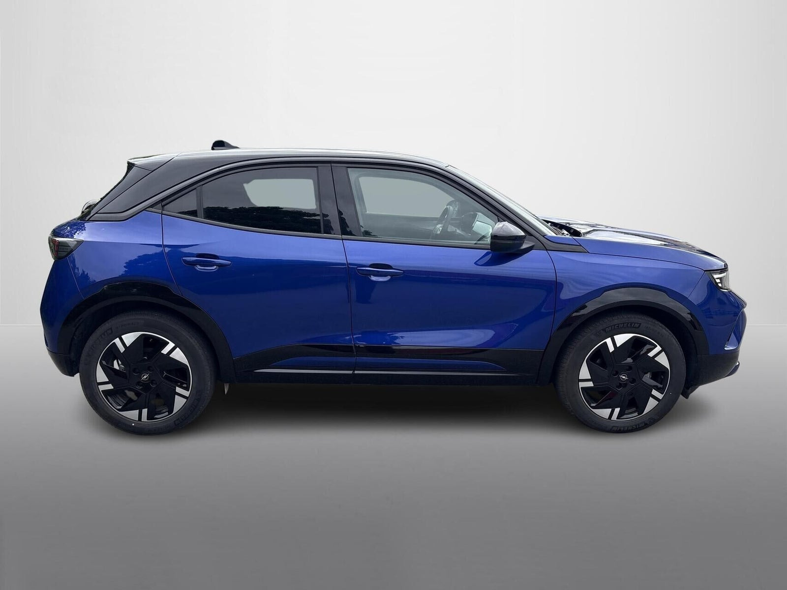 Blå Opel Mokka-e fra 2025