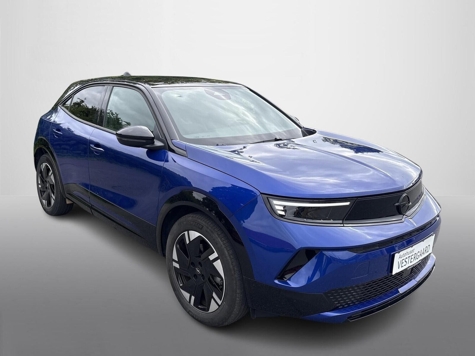 Blå Opel Mokka-e fra 2025