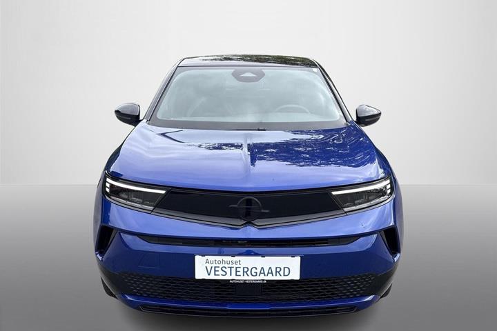 Blå Opel Mokka-e fra 2025