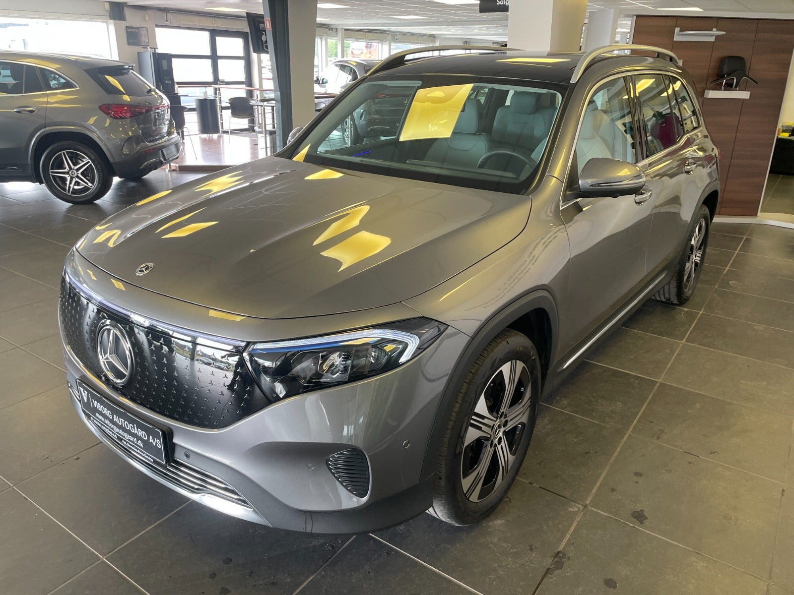 Grå Mercedes EQB250+ fra 2026