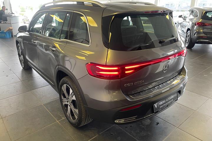Grå Mercedes EQB250+ fra 2026
