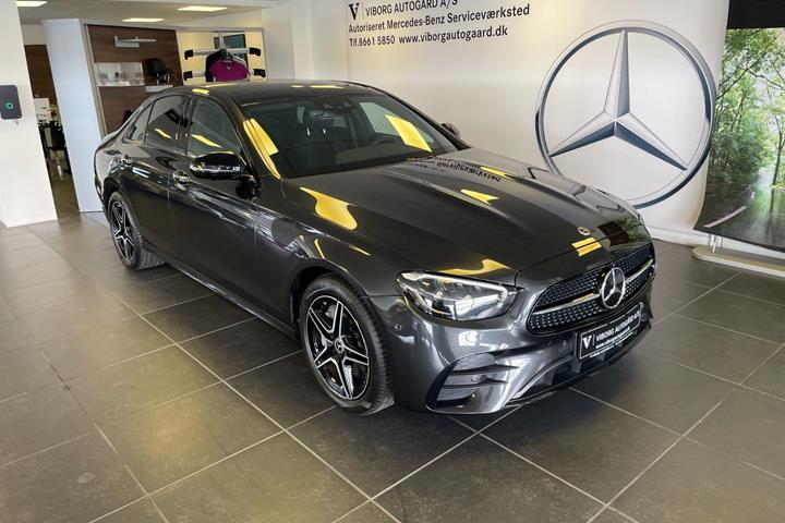 Grå Mercedes E300 de fra 2022
