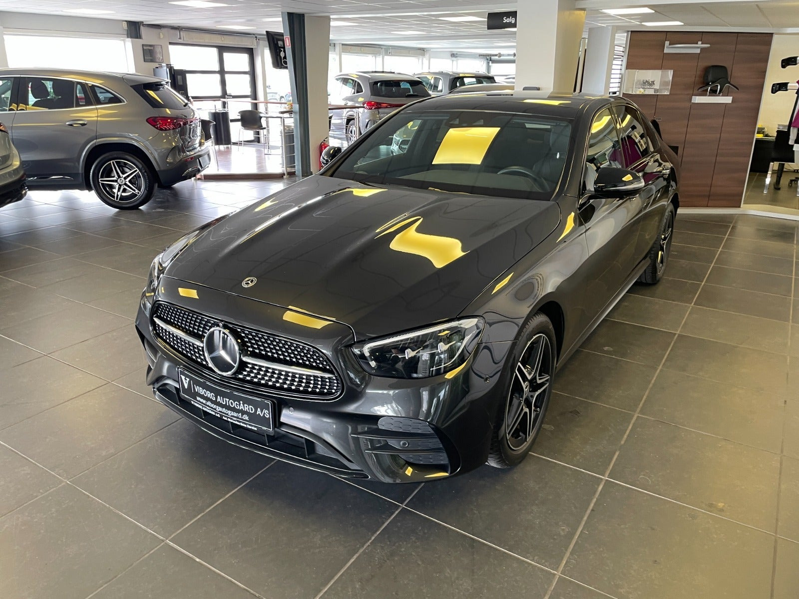 Grå Mercedes E300 de fra 2022